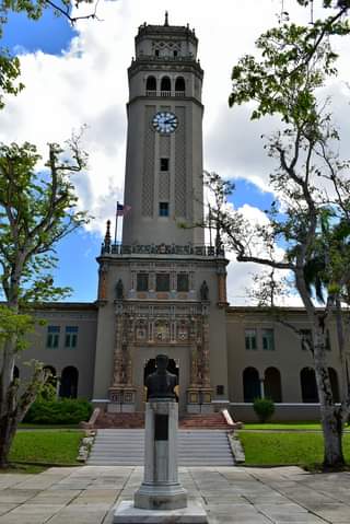 La foto muestra la torre de la Universidad de Puerto Rico (UPR), Recinto de Río Piedras.